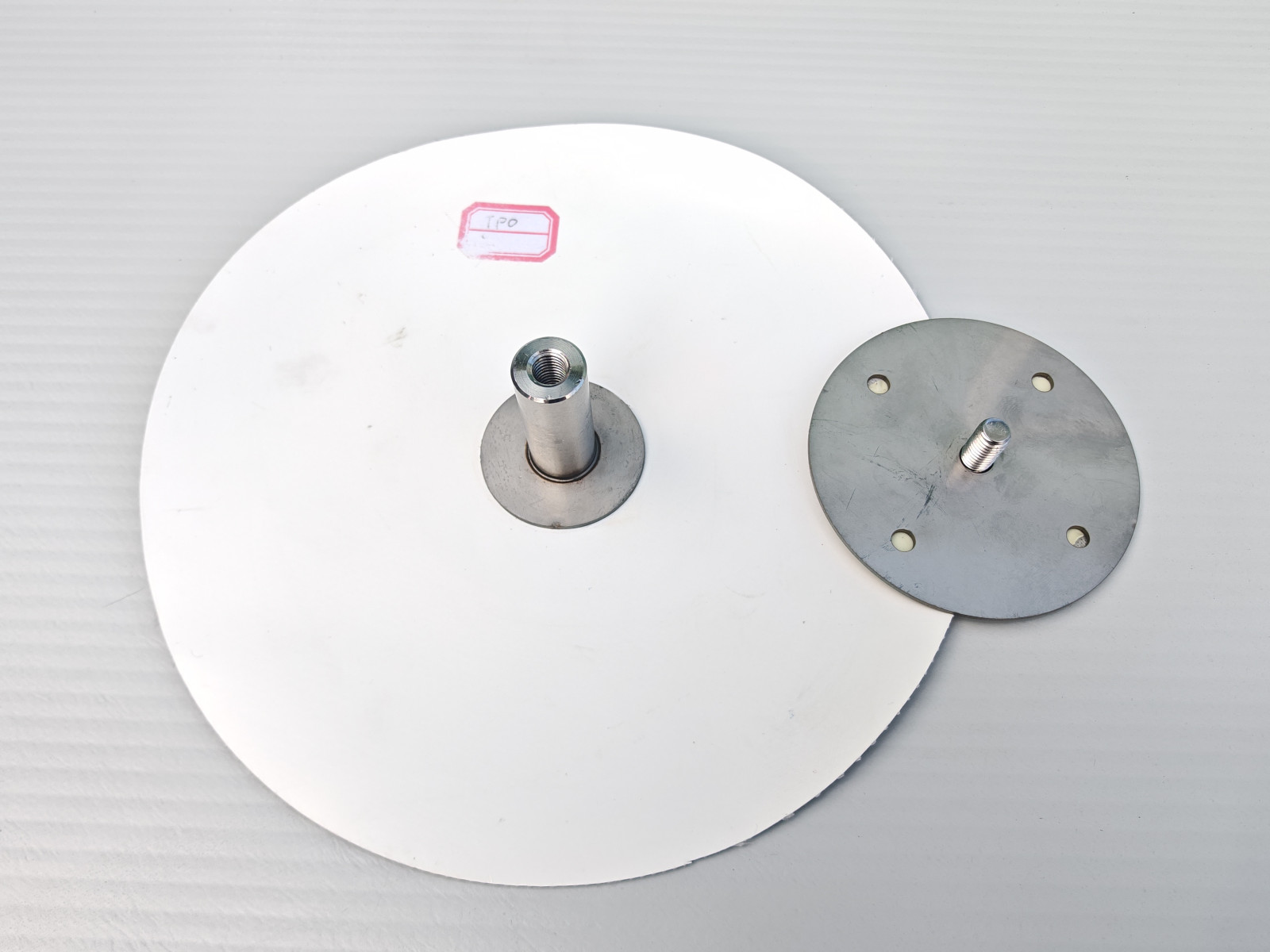 Комплект для крепления солнечных панелей на ТПО мембрану фланец Ø250 мм из ТПО + шайба Ø100 мм, шпилька M10