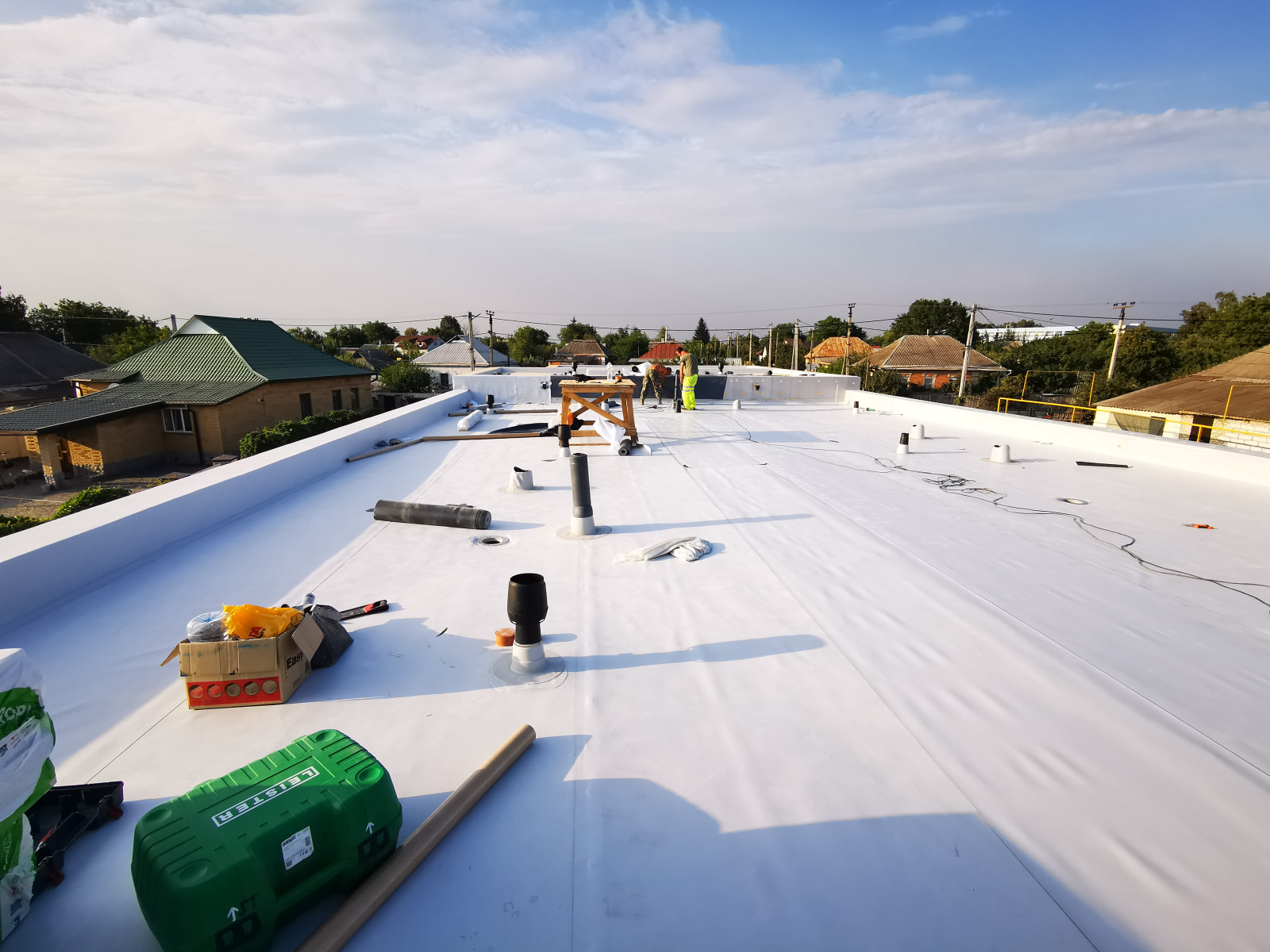 Какое нужно оборудование и инструмент для монтажа ПВХ мембраны на плоской крыше Какое нужно оборудование и инструмент для монтажа ПВХ мембраны на плоской крыше