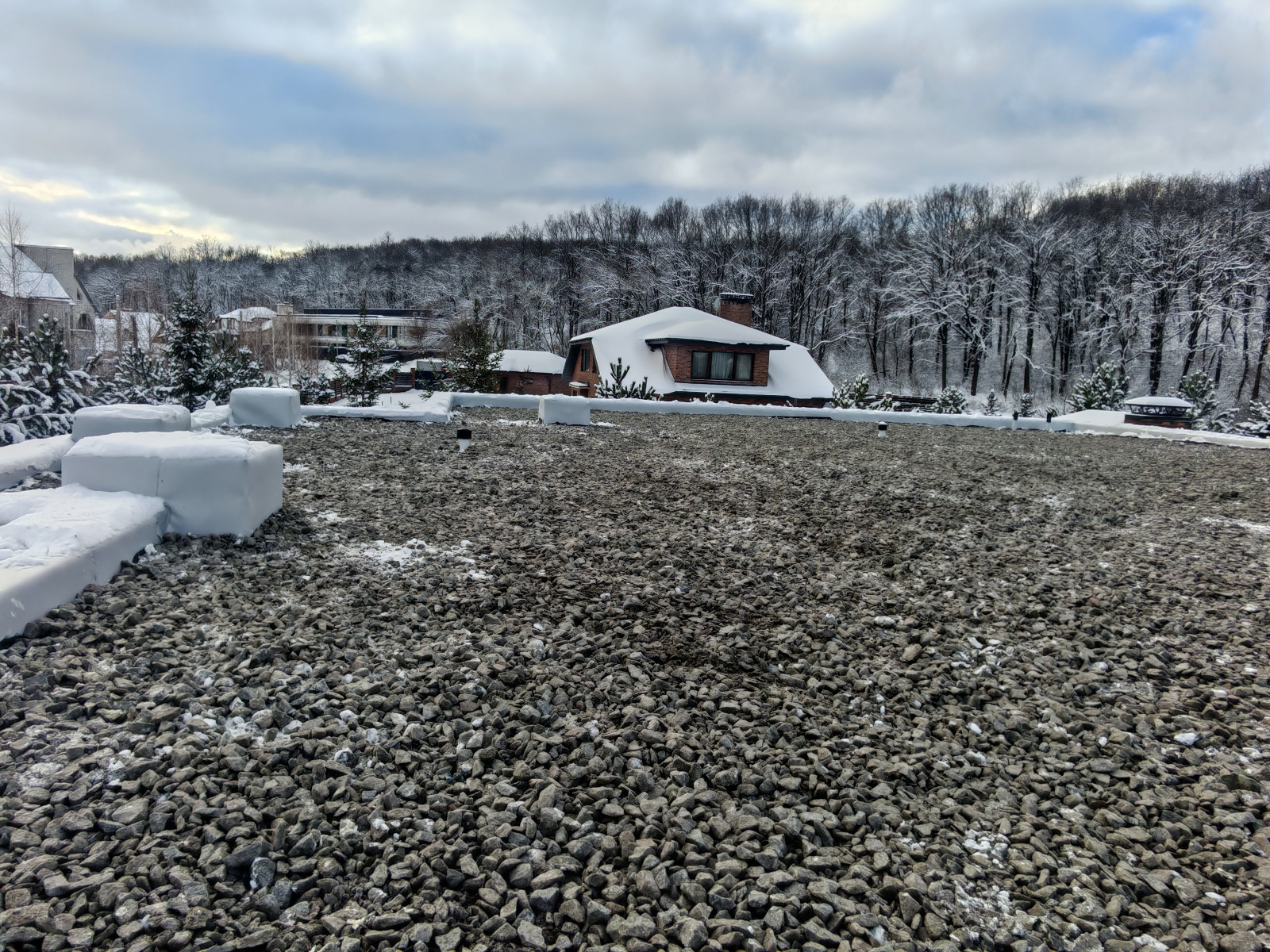 Скатний дах vs Плоский дах: інженерні переваги плоскої покрівлі для приватних і комерційних об’єктів | GOODIZOL