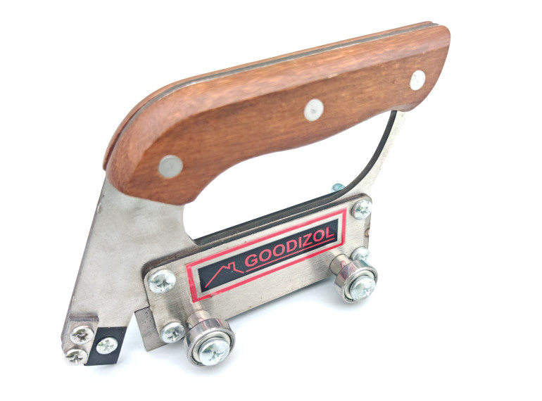 Рустівка на колесах з дерев'яною ручкою для розшивки шва лінолеуму. 