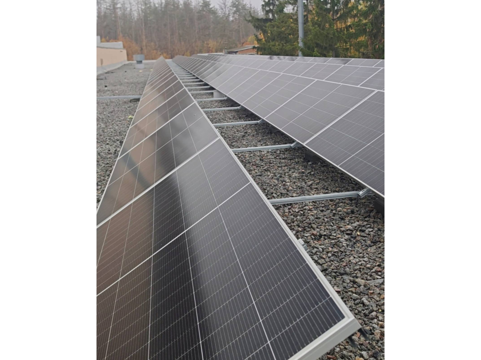 Эксплуатация плоской кровли: монтаж и размещение солнечных панелей, коллекторов и кондиционеров на ПВХ-мембране | GOODIZOL